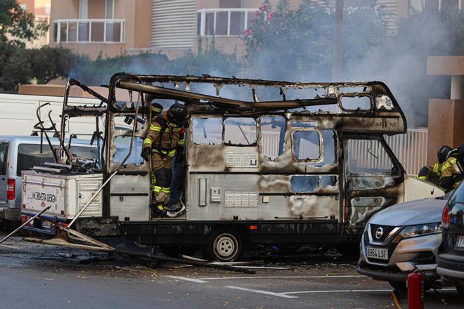Así ha quedado la autocaravana que ha ardido en Ibiza