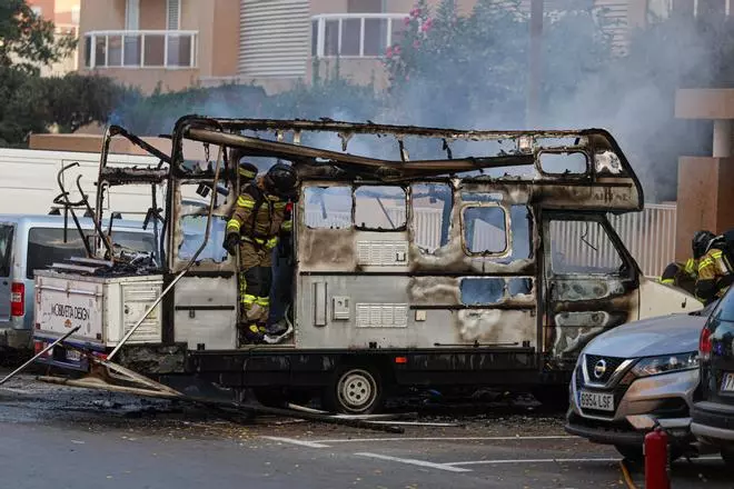 Así ha quedado la autocaravana que ha ardido en Ibiza