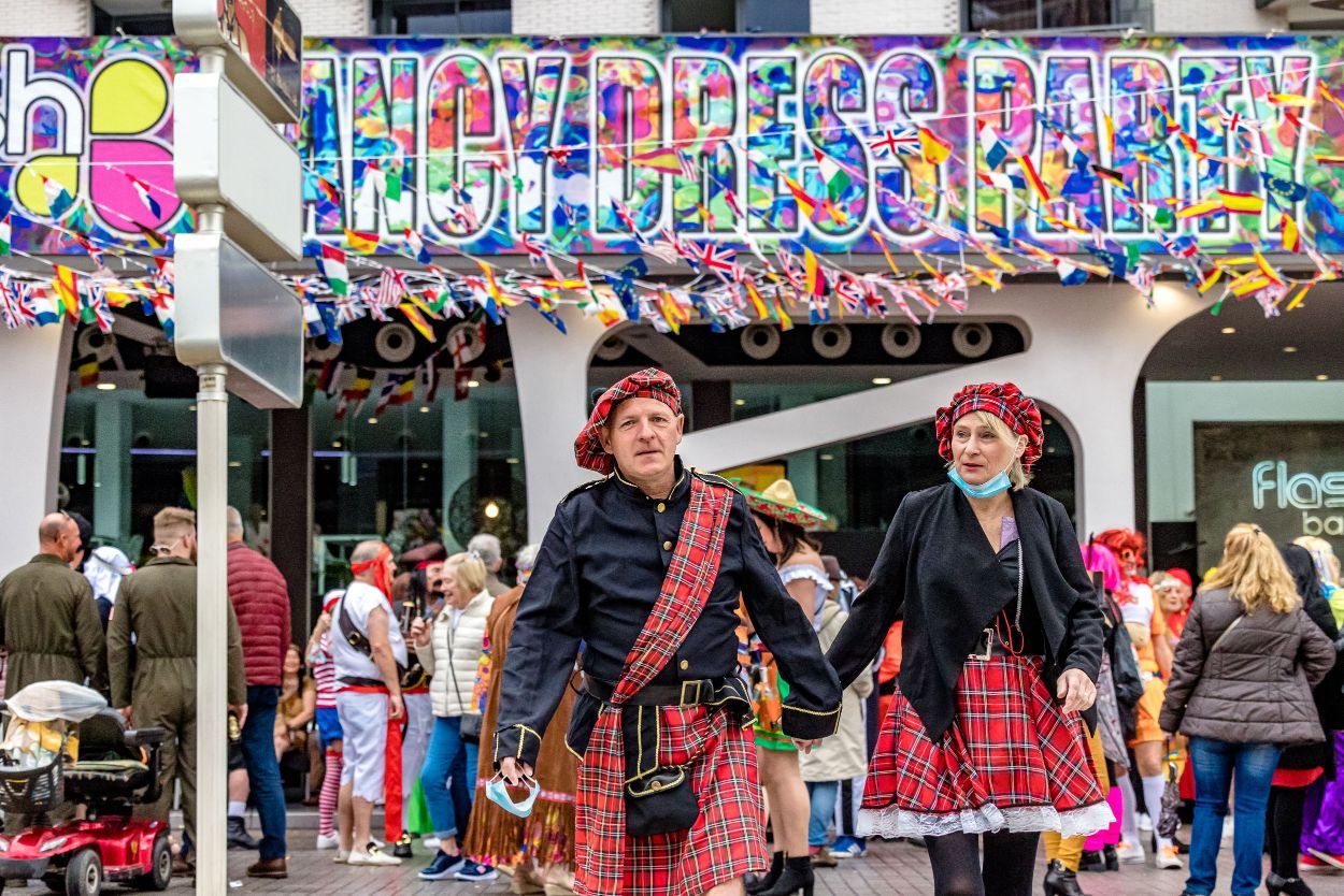 Los británicos desafían a la lluvia y celebran su "Fancy Dress Party" en Benidorm