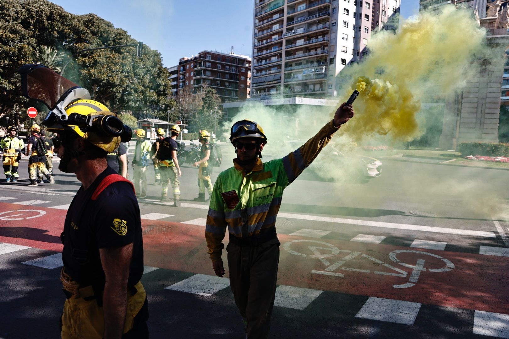 Manifestación en València de los bomberos forestales