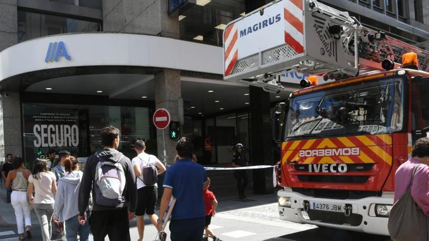 Los Bomberos ensayan una intervención en la sede de Abanca en San Andrés