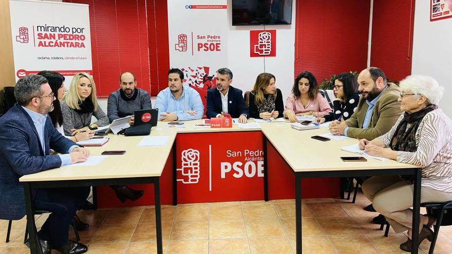 Diputados provinciales del PSOE, ayer, en San Pedro Alcántara.