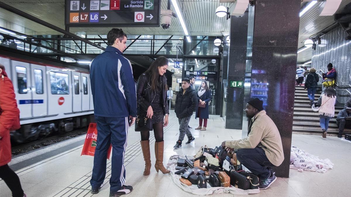 Puesto de 'top manta' en el andén de Plaça de Catalunya, en la L-3 del metro.