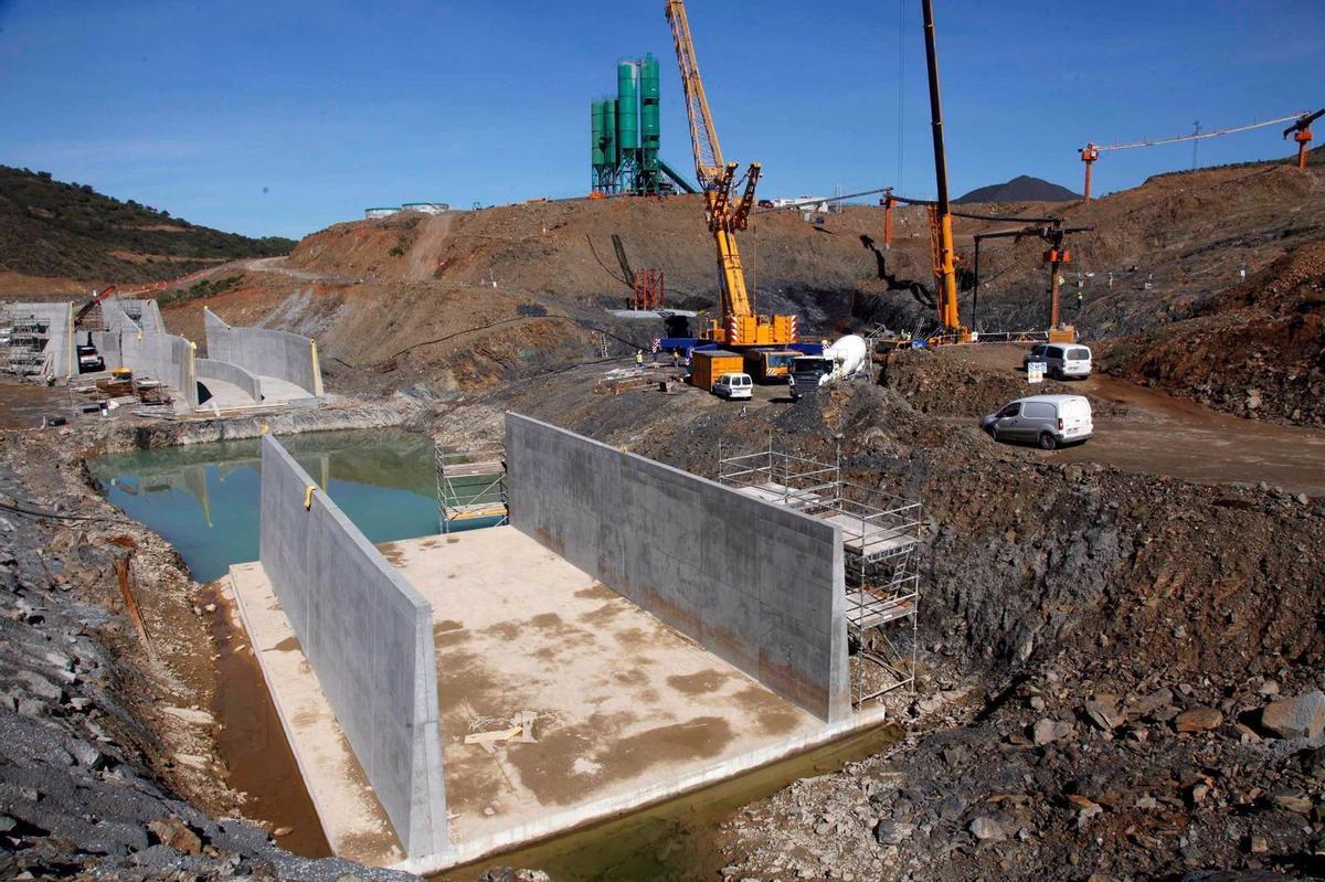 La presa de Alcolea está paralizada desde 2017 y es una de las grandes obras hidráulicas para los regantes de la provincia.