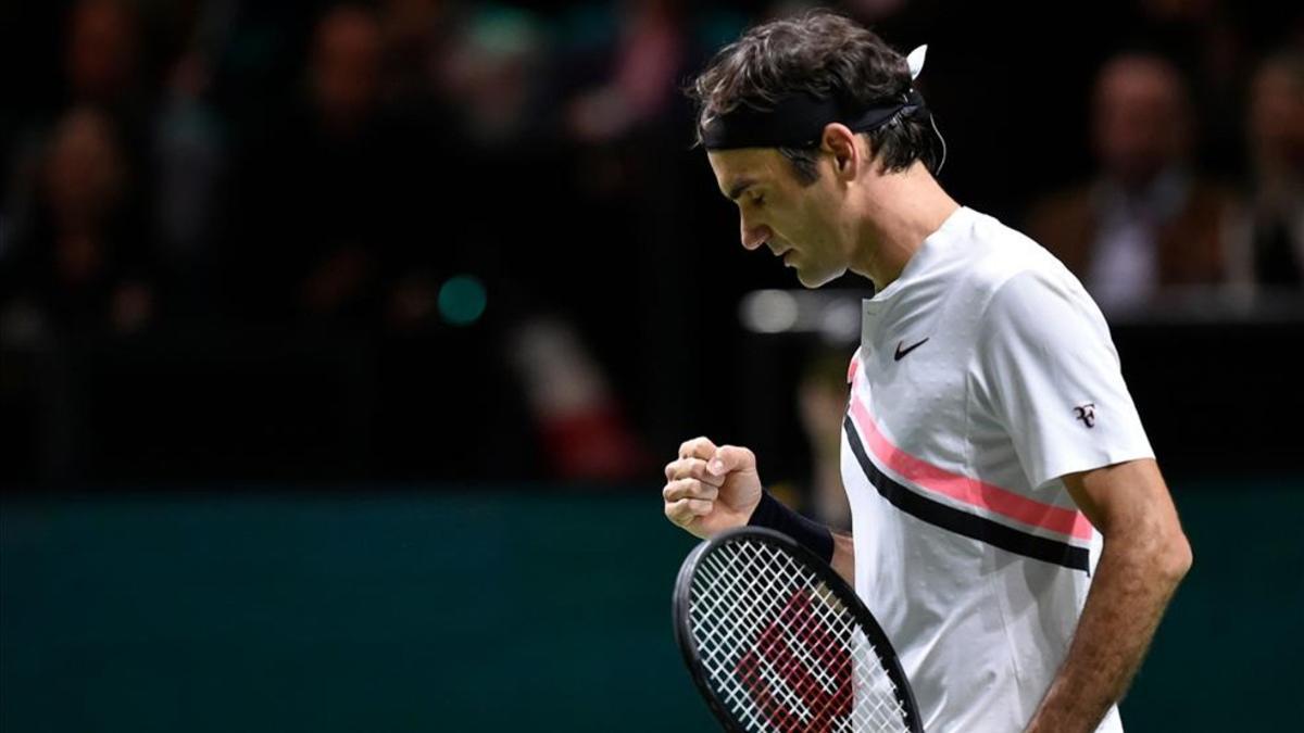 Federer celebra un punto antes de porclamarse número 1 de nuevo