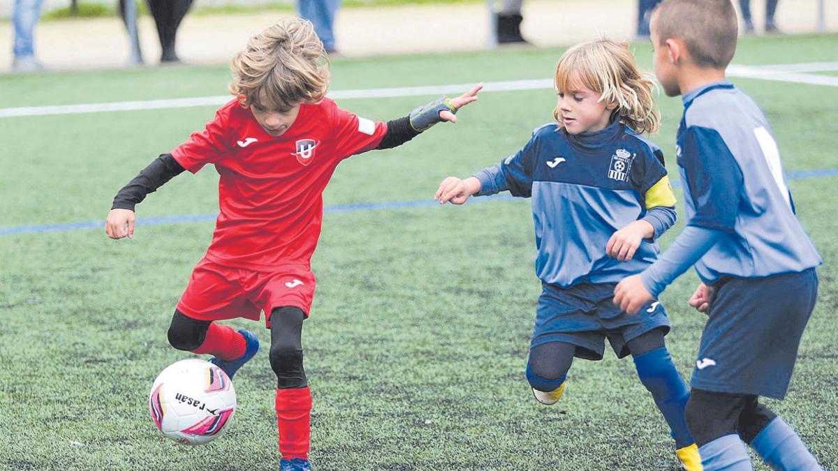 Niños jugando a fútbol