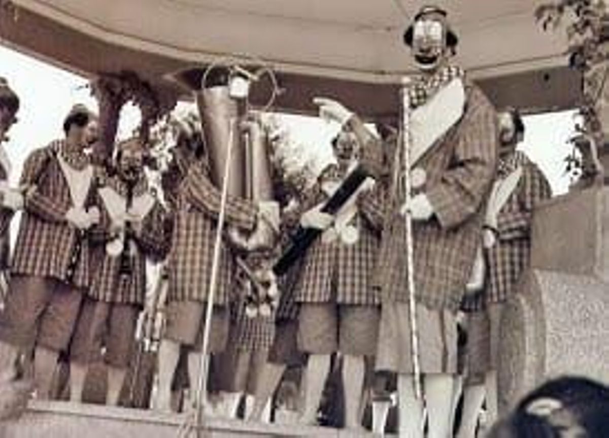 La Afilarmónica Ni Fú-Ni Fá, en una actuación de la plaza del Príncipe, en 1961, con Enrique González al frente.