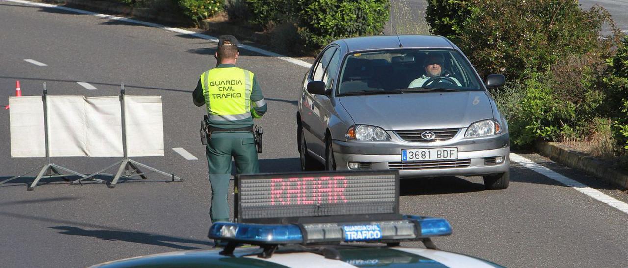 Control de velocidad en una carretera de Ourense en la campaña de abril. |   // IÑAKI OSORIO