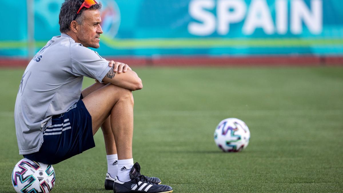 Luis Enrique observa y dirige un entrenamiento de la selección.