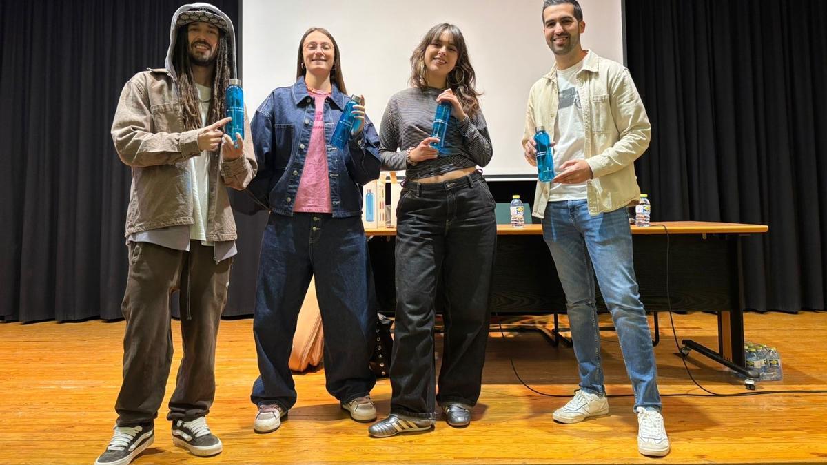 Els artistes i el regidor de Joventut, Valen Alcalà