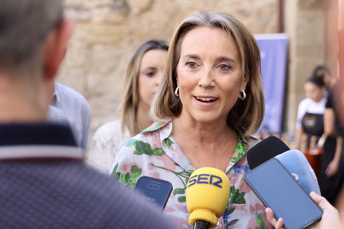 La vicesecretaria de Regeneración Institucional del PP, Cuca Gamarra, en declaraciones a los medios de comunicación, antes del acto de imposición del pañuelo de las Fiestas de San Mateo, que organiza el PP de Logroño. La vicesecretaria de Regeneración Institucional del PP, Cuca Gamarra, en declaraciones a los medios de comunicación, antes del acto de imposición del pañuelo de las Fiestas de San Mateo, que organiza el PP de Logroño.