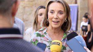 La vicesecretaria de Regeneración Institucional del PP, Cuca Gamarra, en declaraciones a los medios de comunicación, antes del acto de imposición del pañuelo de las Fiestas de San Mateo, que organiza el PP de Logroño.
