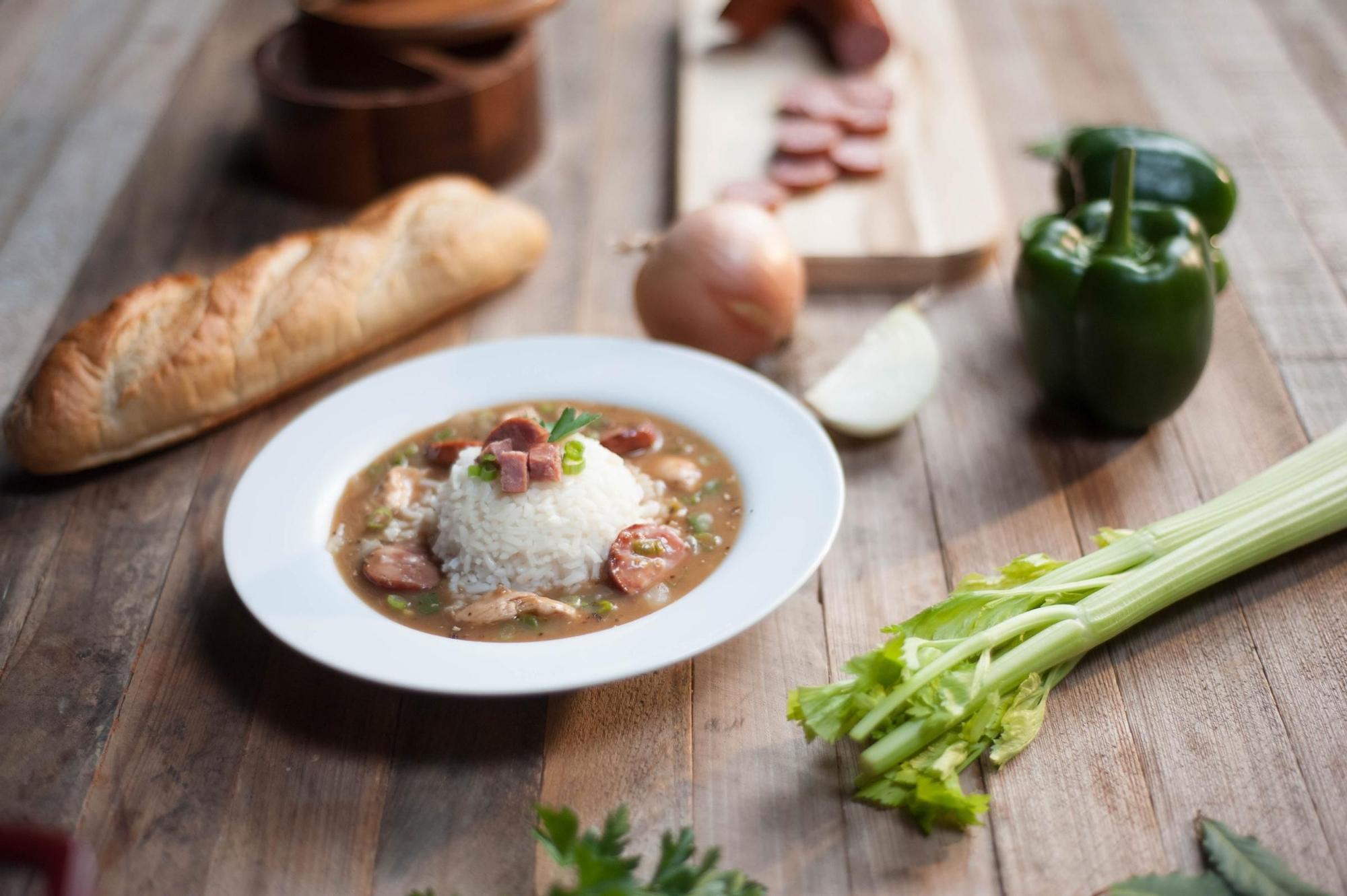 Descubre los sabores únicos de Louisiana a través de las tradiciones culinarias cajún y criolla.