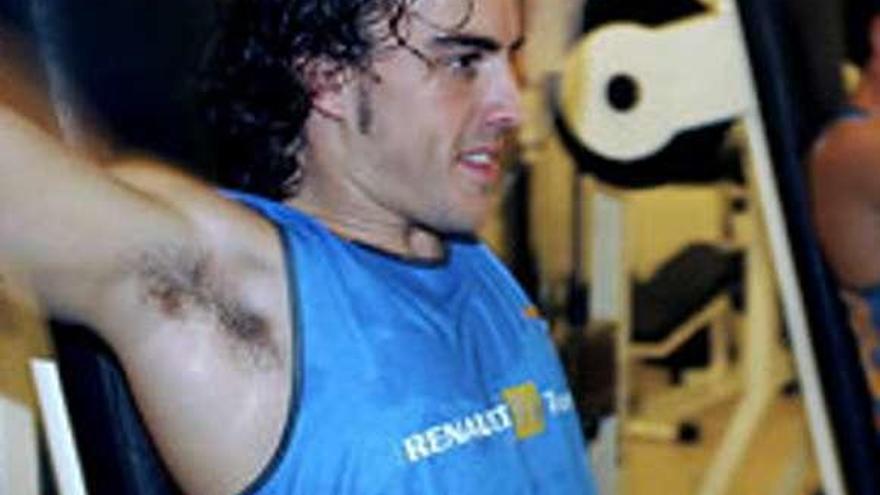 Fernando Alonso hace un ejercicio en un gimnasio en su primera etapa en el equipo Renault de Fórmula 1.