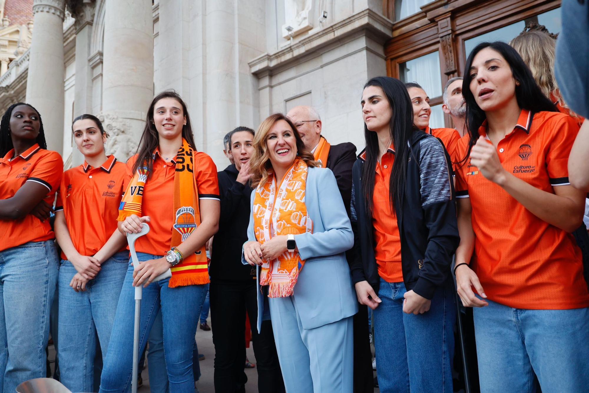 El Valencia Basket celebra en casa su triplete histórico