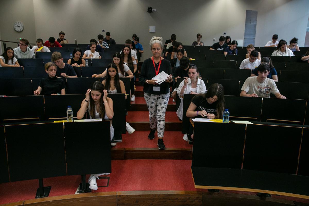 L’ocàs dels llibres, l’expansió «caníbal» d’internet i Netflix, el primer dia de la selectivitat a Catalunya