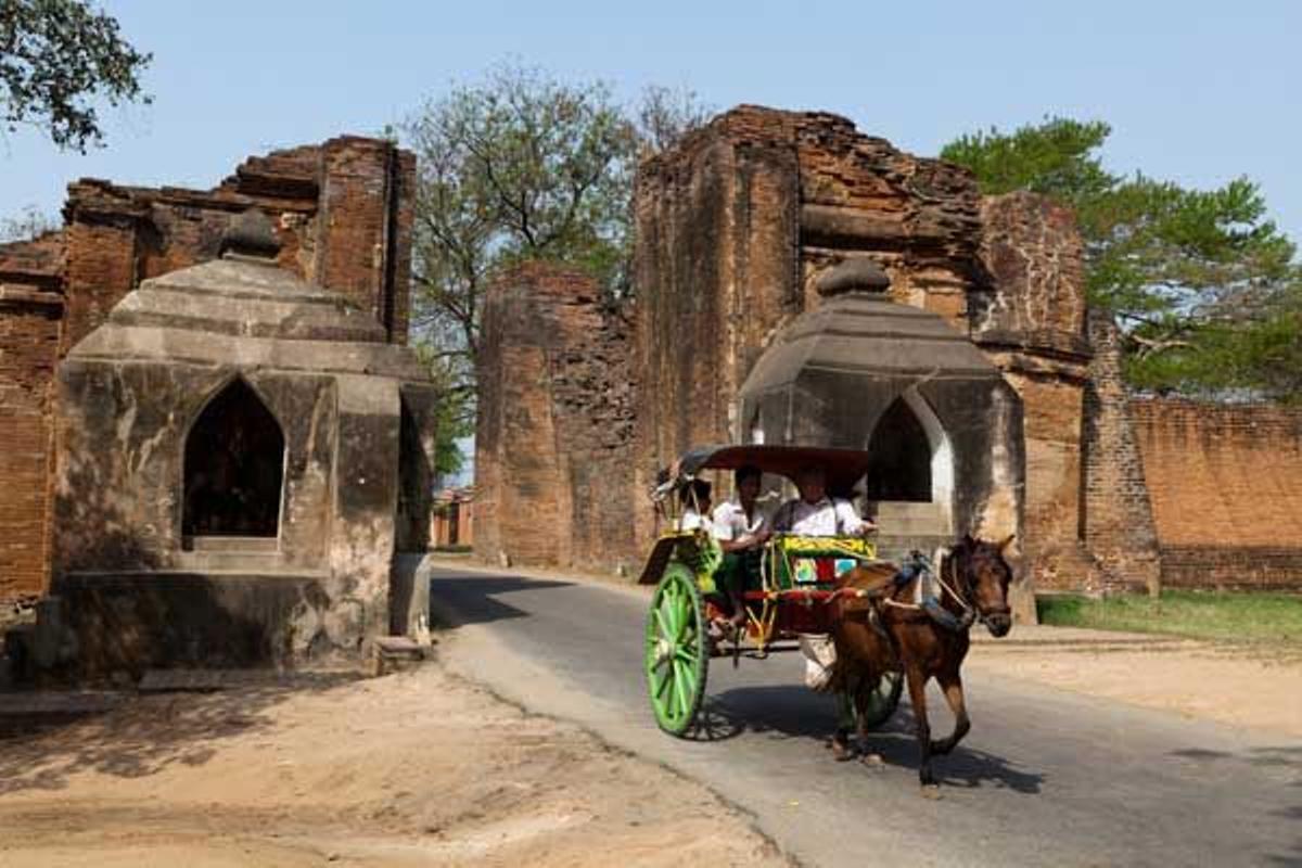 La Puerta de Tharabar de Bagan es la mejor conservada de la Vieja Bagan.