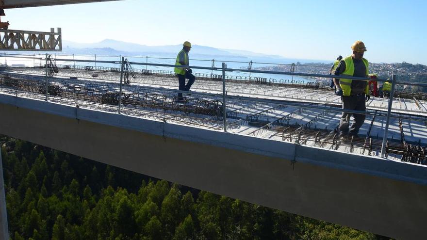 Operarios trabajando en las obras de ampliación del corredor.// Gonzalo Núñez