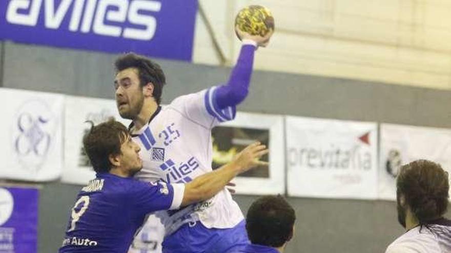 Una acción del partido entre el Toscaf Atlética y el Cronistar Oviedo.