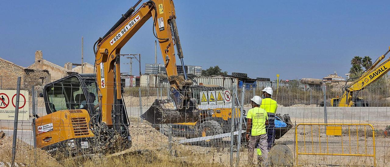 Operarios trabajan el pasado viernes en la cubierta del túnel de Sant Joan. | HÉCTOR FUENTES