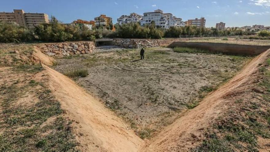 Imagen de uno de los dos embalses de laminación y recogida de pluviales junto a la N-332 en La Mata.