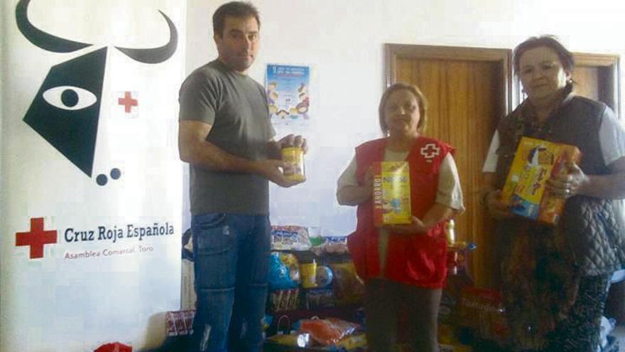 Jesús Galache entrega los alimentos en la sede de Cruz Roja.