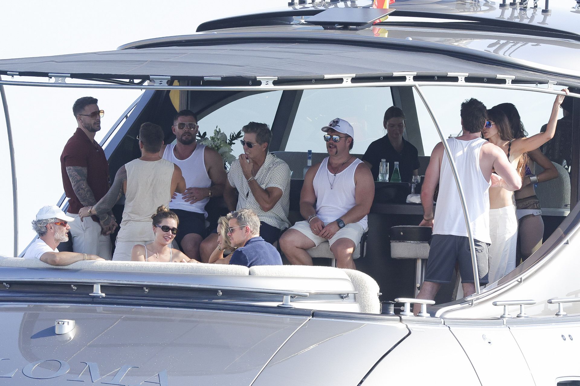 Chris Hemsworth llegando al yate para su fiesta de cumpleaños