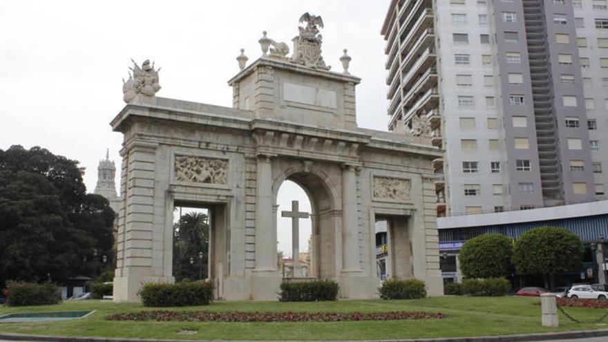 Monumento en la plaza Porta de la Mar en Valencia.