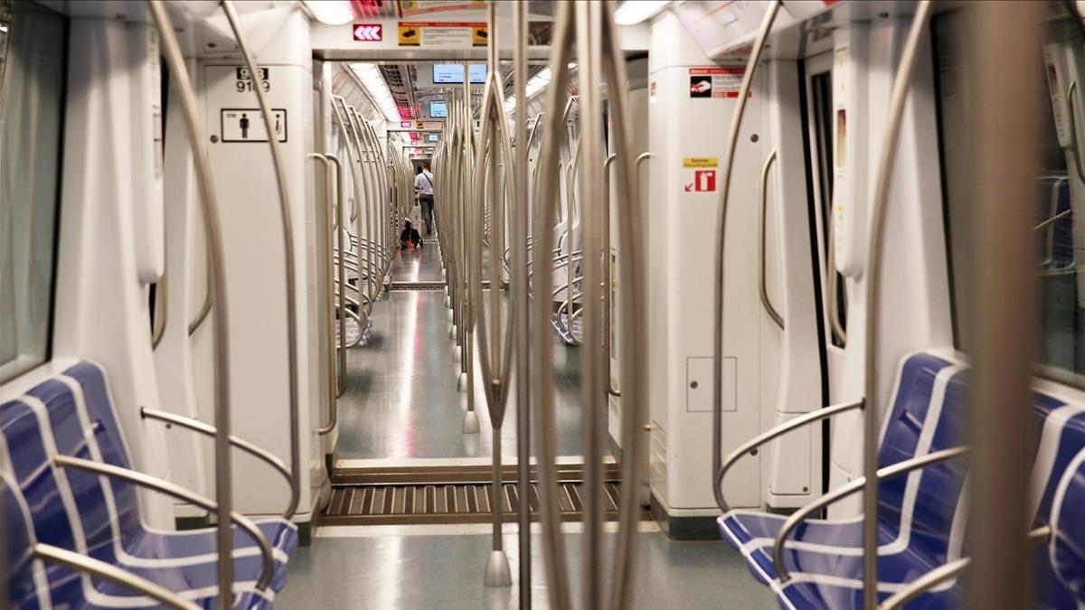 Multitud de gente en el interior del metro de Barcelona