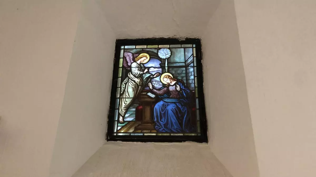 El tesoro sobre el que pocos reparan en Cáceres: las vidrieras de la Montaña