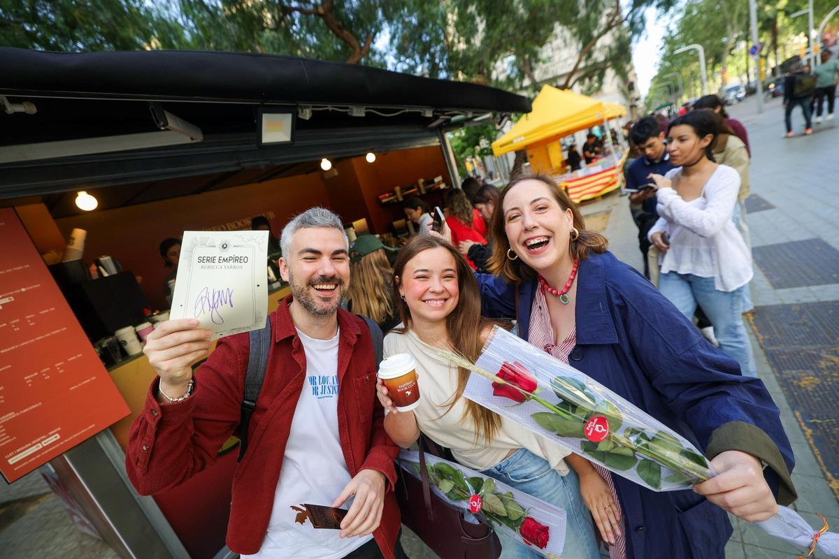 El creador de contenido Fantacci Books, la autora Lucía Cerezo y la 'influencer' Mary-Kate, en el quiosco de Good News ambientado en 'Alas de sangre'