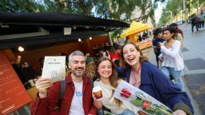 El creador de contenido Fantacci Books, la autora Lucía Cerezo y la influencer Mary-Kate, en el quiosco de Good News ambientado en Alas de sangre