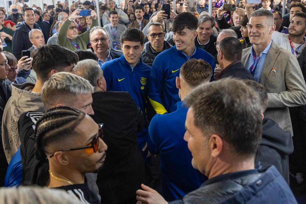 ¡Hansi Flick y los jugadores ejercen su derecho a voto junto a Joan Laporta! ¡Hansi Flick y los jugadores ejercen su derecho a voto junto a Joan Laporta!