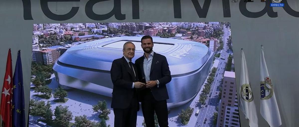 Florentino le hace la entrega a Nacho de la insignia 'oros y brillantes' del Real Madrid