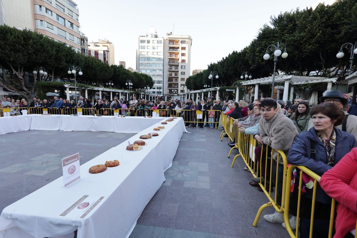 Vista de la plaza Mayor, con algunas de las 'reganyaes' presentadas al concurso.