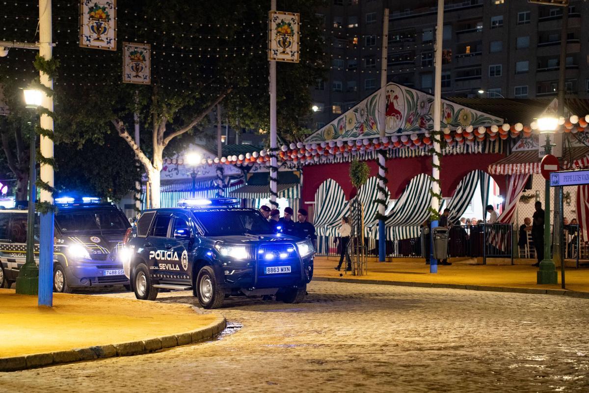 La Policía local desaloja una casera de la calle Pascual Márquez de la Feria de Abril por aforo y estar a oscuras