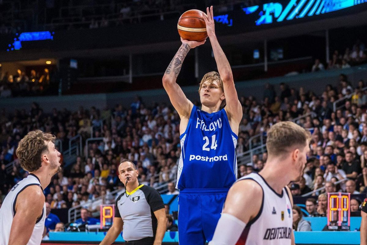 Muurinen lanza ante la atenta mirada de Franz Wagner