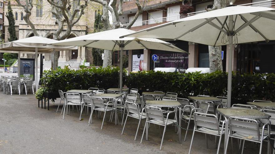 Una terrassa d&#039;un bar del Passeig Pere III de Manresa buida