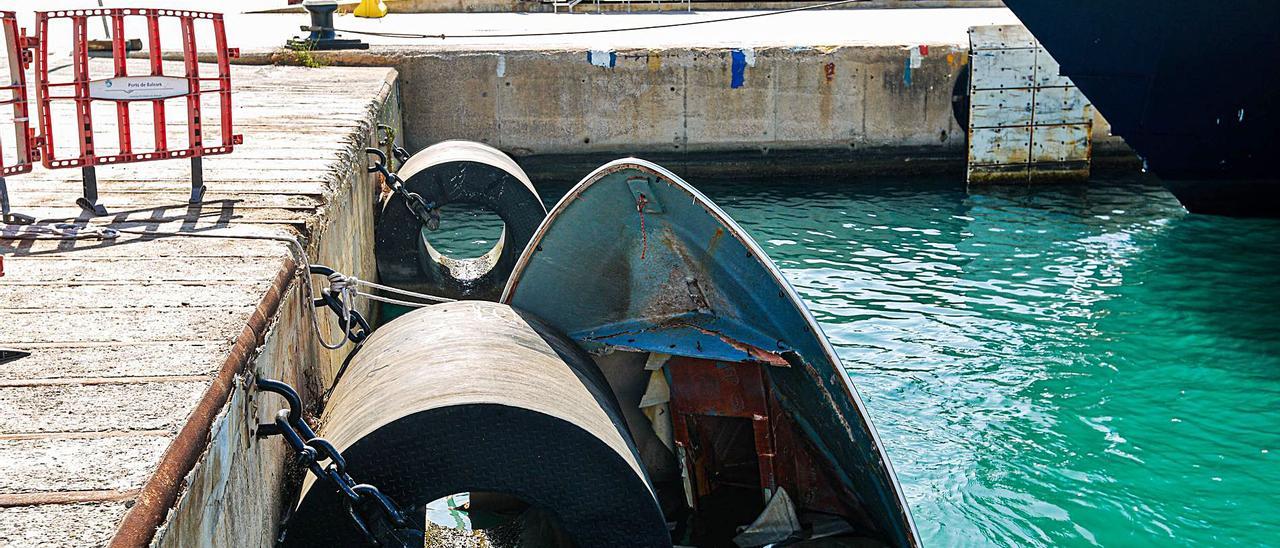La embarcación con la que colisionó el ferri de Baleària, amarrada en el puerto de Ibiza.