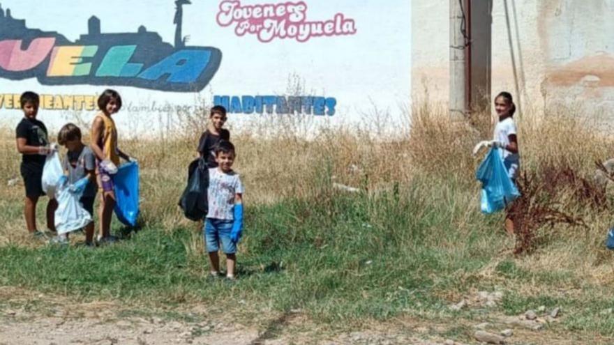 El grupo de jóvenes recogiendo basura y desechos de las riberas. | SERVICIO ESPECIAL