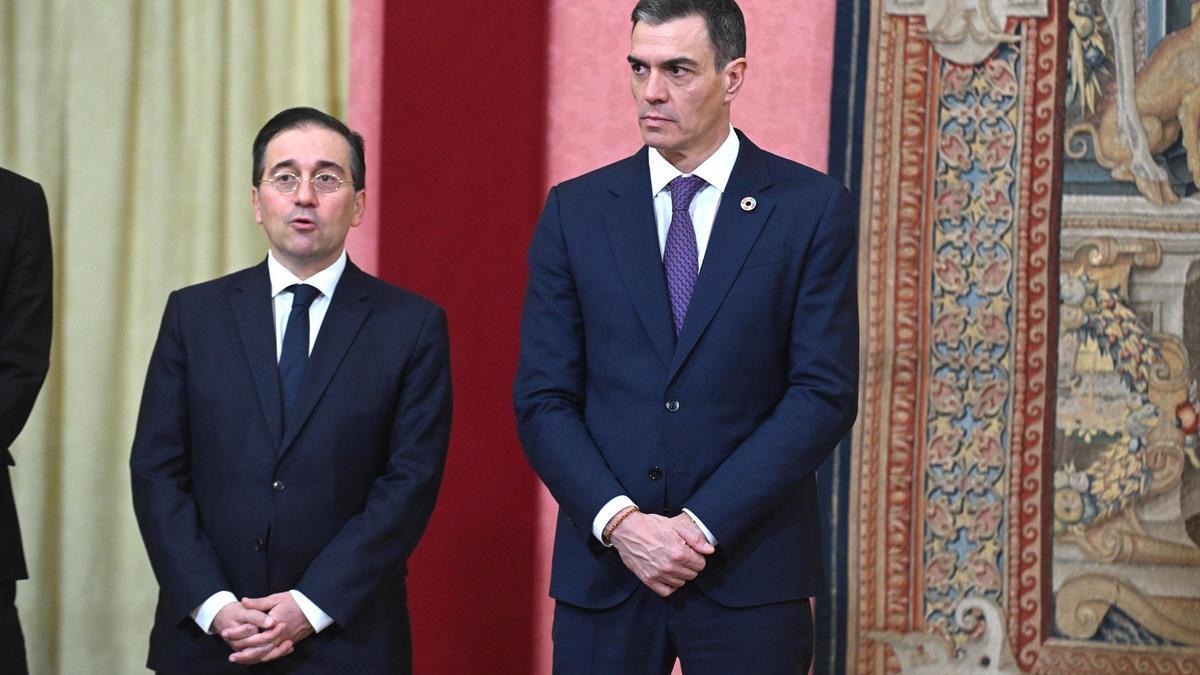 Archivo - (I-D) El Ministro de Asuntos Exteriores, José Manuel Albares, y el presidente del Gobierno, Pedro Sánchez