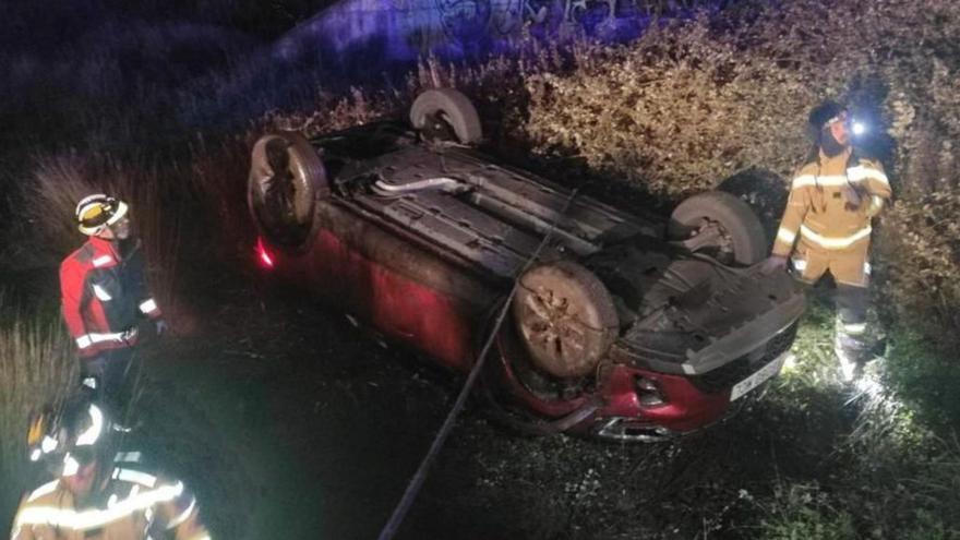 Dos heridos, un hombre y una mujer, al volcar con su coche de noche en una rotonda de Tremañes