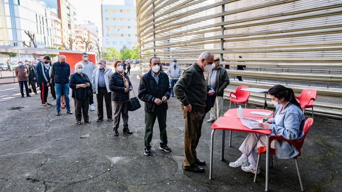 Extremadura prevé recibir este mes 200.000 vacunas frente al covid