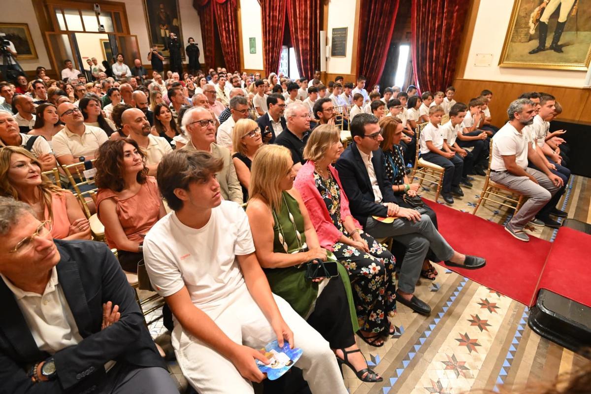 La satisfacción de los presentes se podía leer en sus caras durante la Prova de Veus del Misteri en Elche