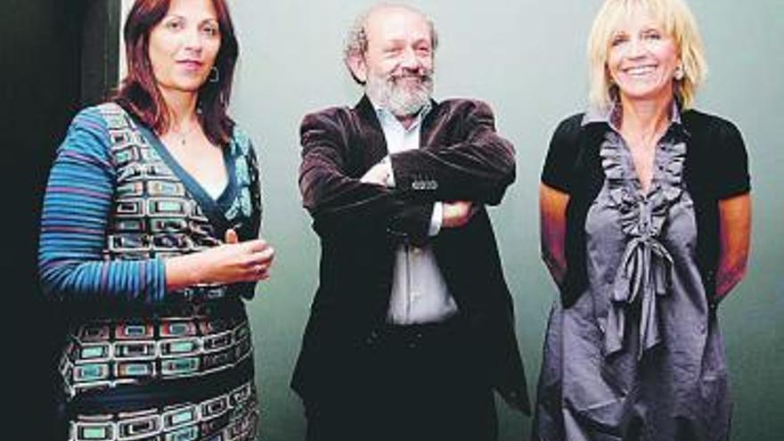 José Ramón Hevia, entre Carmen Alonso, a la izquierda, y Aurora Alonso.