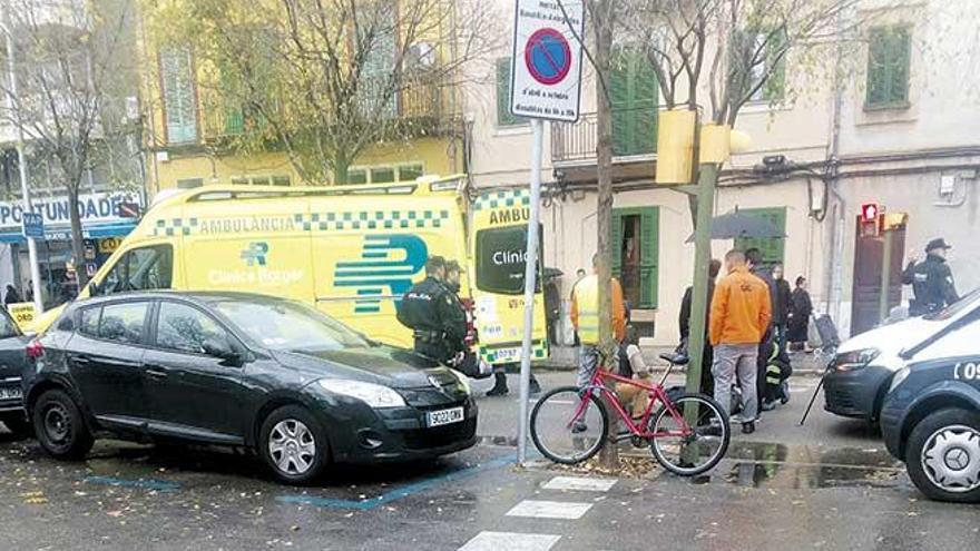 Personal sanitario atiende a la víctima del atropello en las Avenidas.