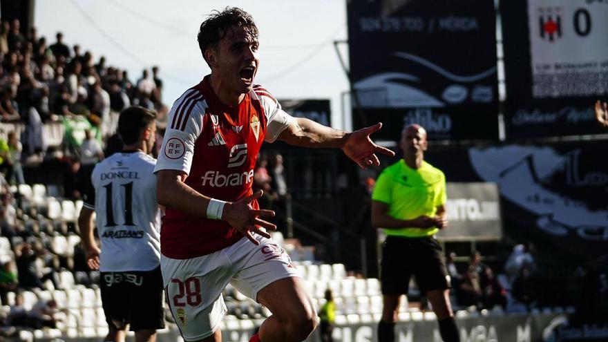 El Real Murcia golea al Mérida y ya es líder (1-4)