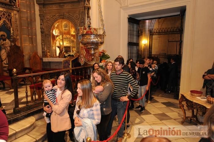 Los niños pasan por el manto de la Fuensanta