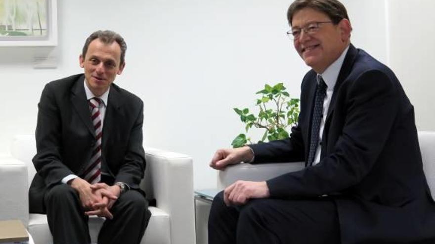 El ministro de Ciencia, Pedro Duque, recibe al jefe del Consell, Ximo Puig, ayer en Madrid.