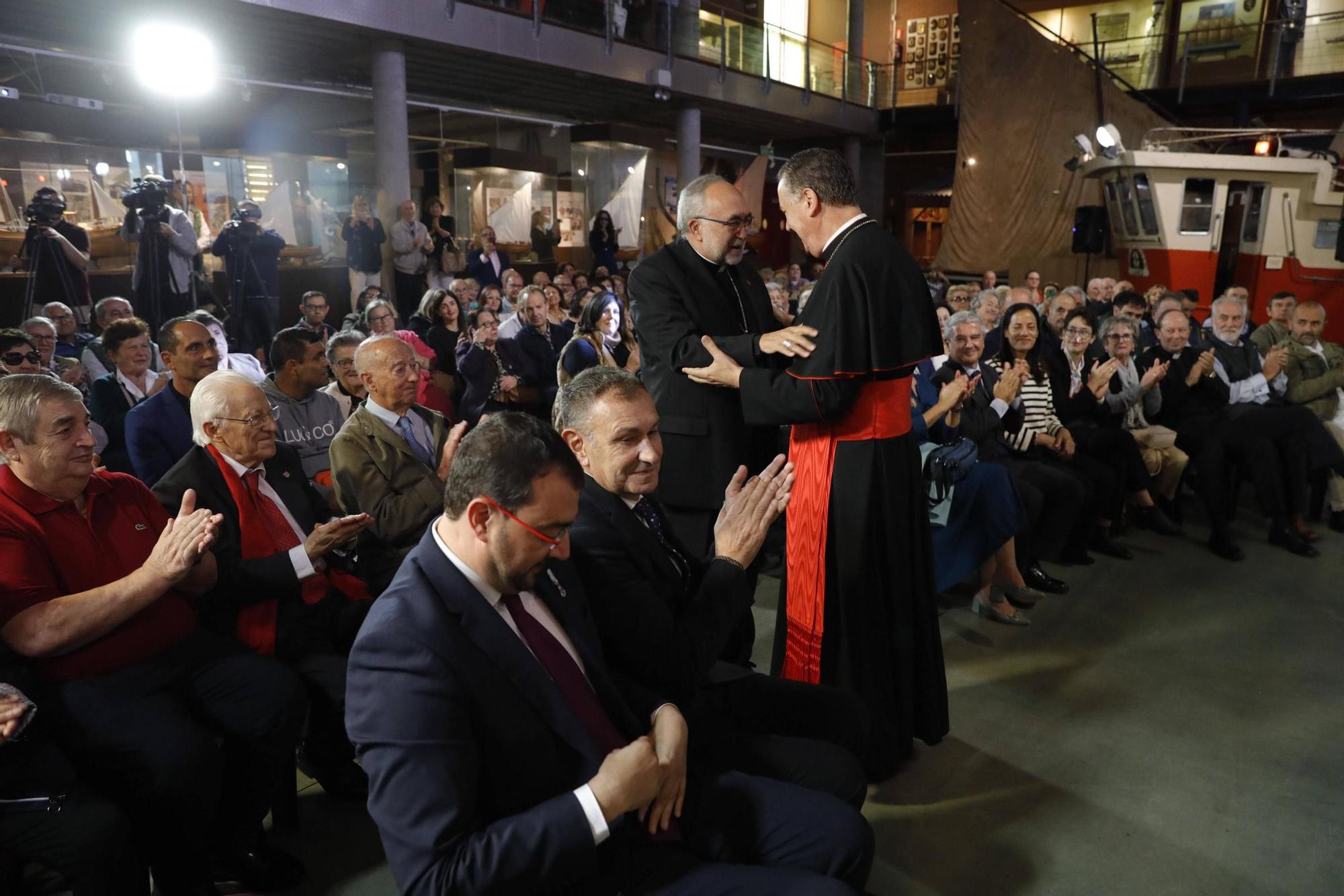 El cardenal Ángel  Fernández Artime recibe el título de Hijo Predilecto de Asturias en Luanco (Gozón)